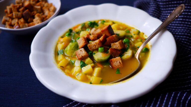 Zeleninová polévka s chlebovými krutony e1f03062130f84eaf46e9354ef6e4046