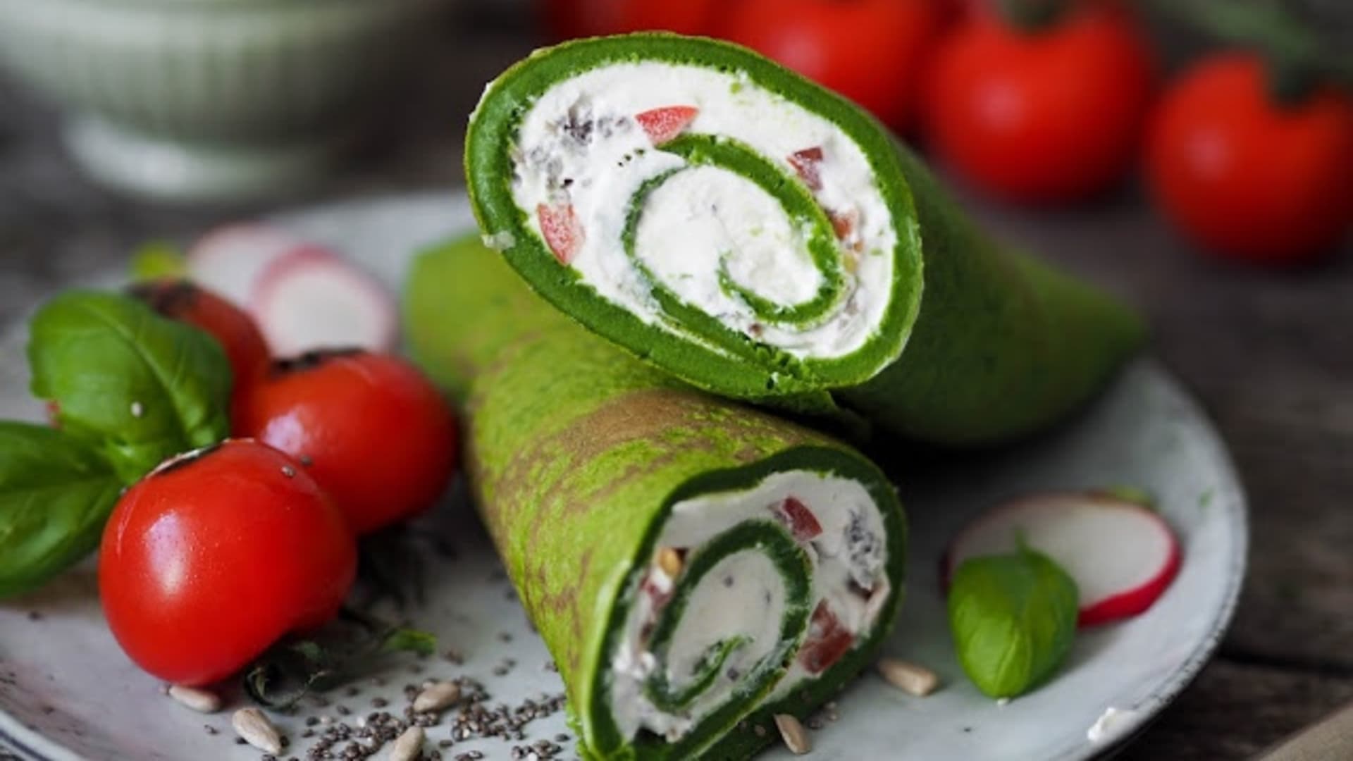 Špenátové palačinky se sýrem a rajčaty