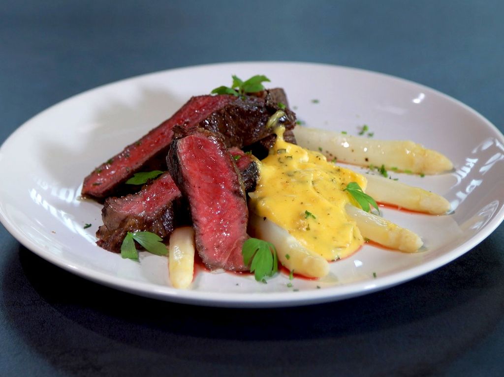 Steak z nízkého roštěnce s chřestem a pikantní omáčkou