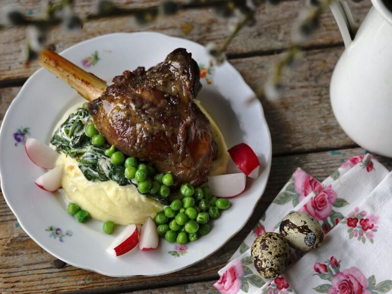 Pečené jehněčí kolínko s medvědím česnekem a hráškem jehneci-koleno.mpo