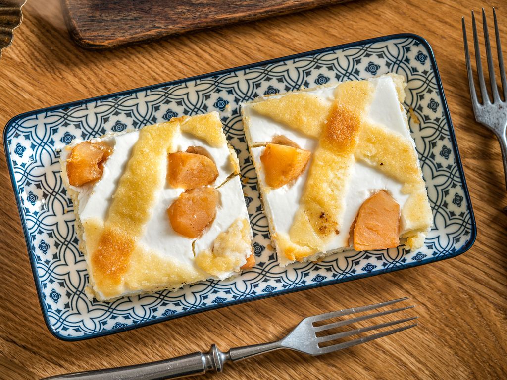 Ovocný koláč na plech s tvarohem z kynutého těsta