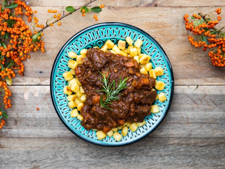 Perníkový zvěřinový guláš na víně a rozmarýnu pernikovy-gulas-noky-rozmaryn