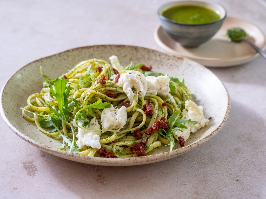Těstoviny s rukolovým pestem a mozzarellou