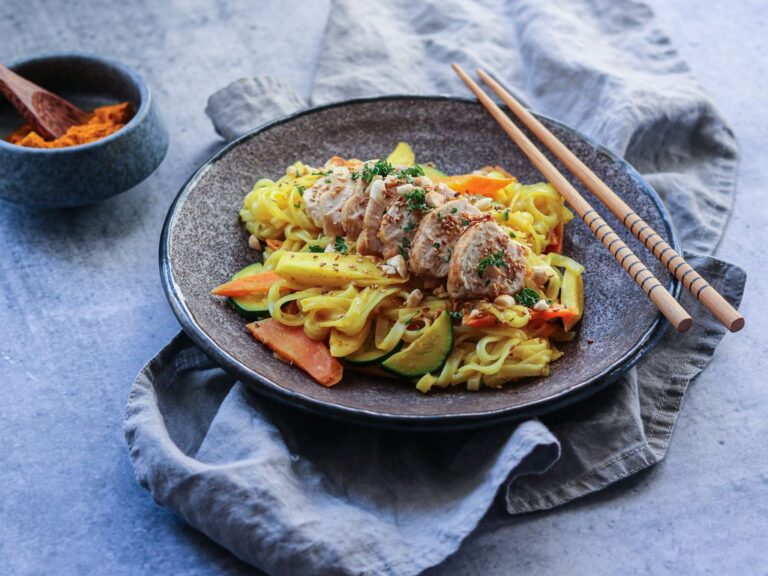 asijska-kuchyne-nudle-kure-maso-jidlo