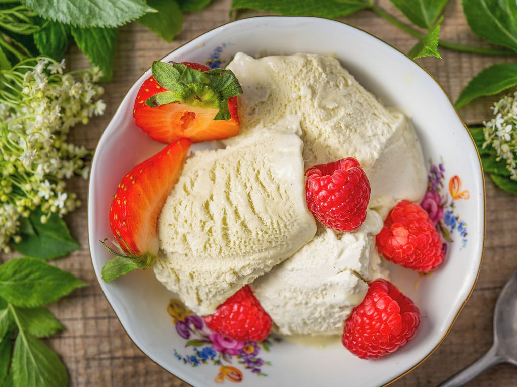 Bezová zmrzlina s ovocem