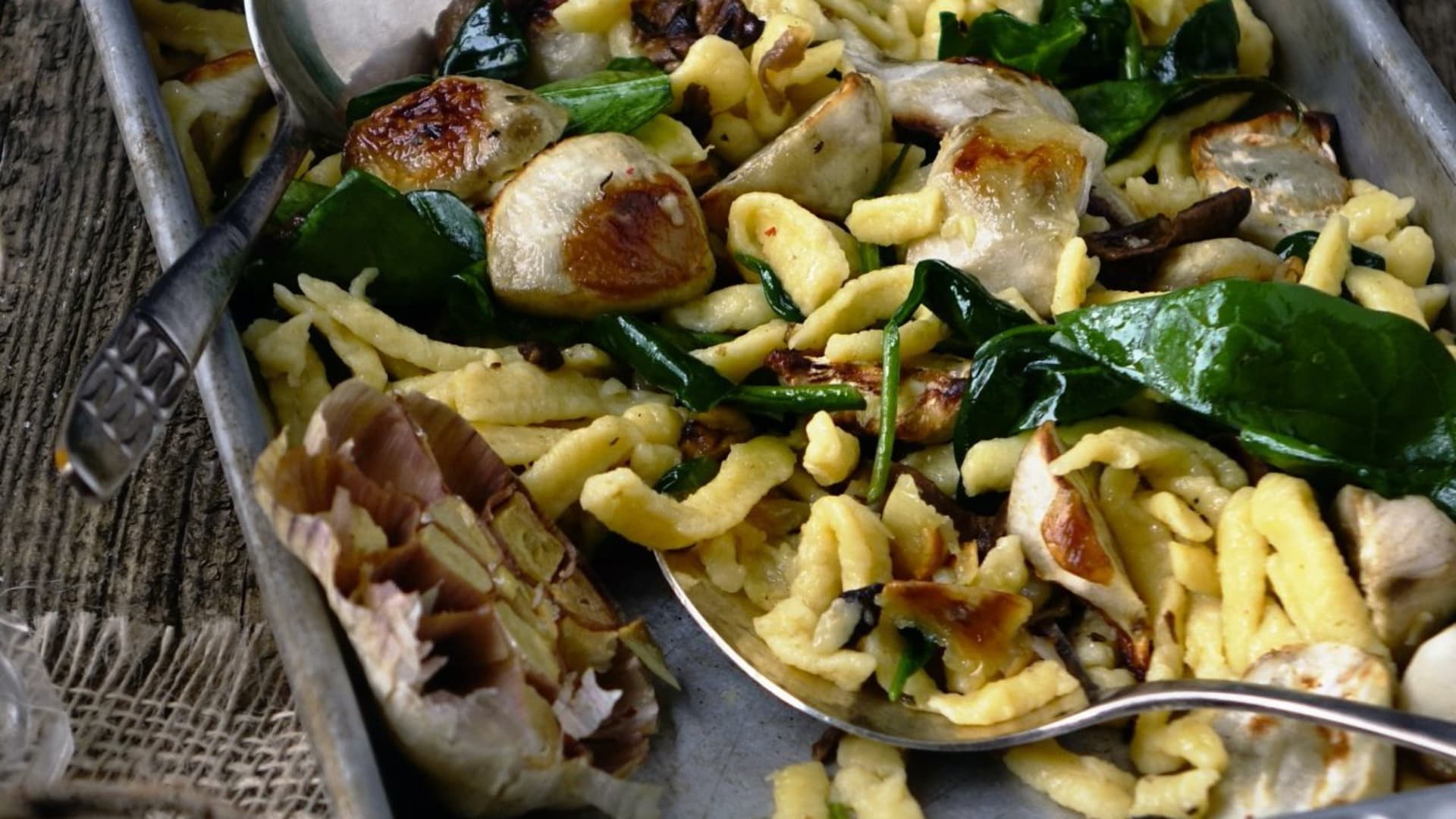 Domácí špecle s topinambury, pečeným česnekem a špenátem