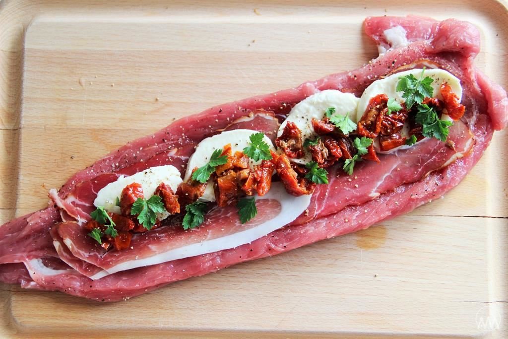 Vepřová panenka se sušenými rajčaty a mozzarellou