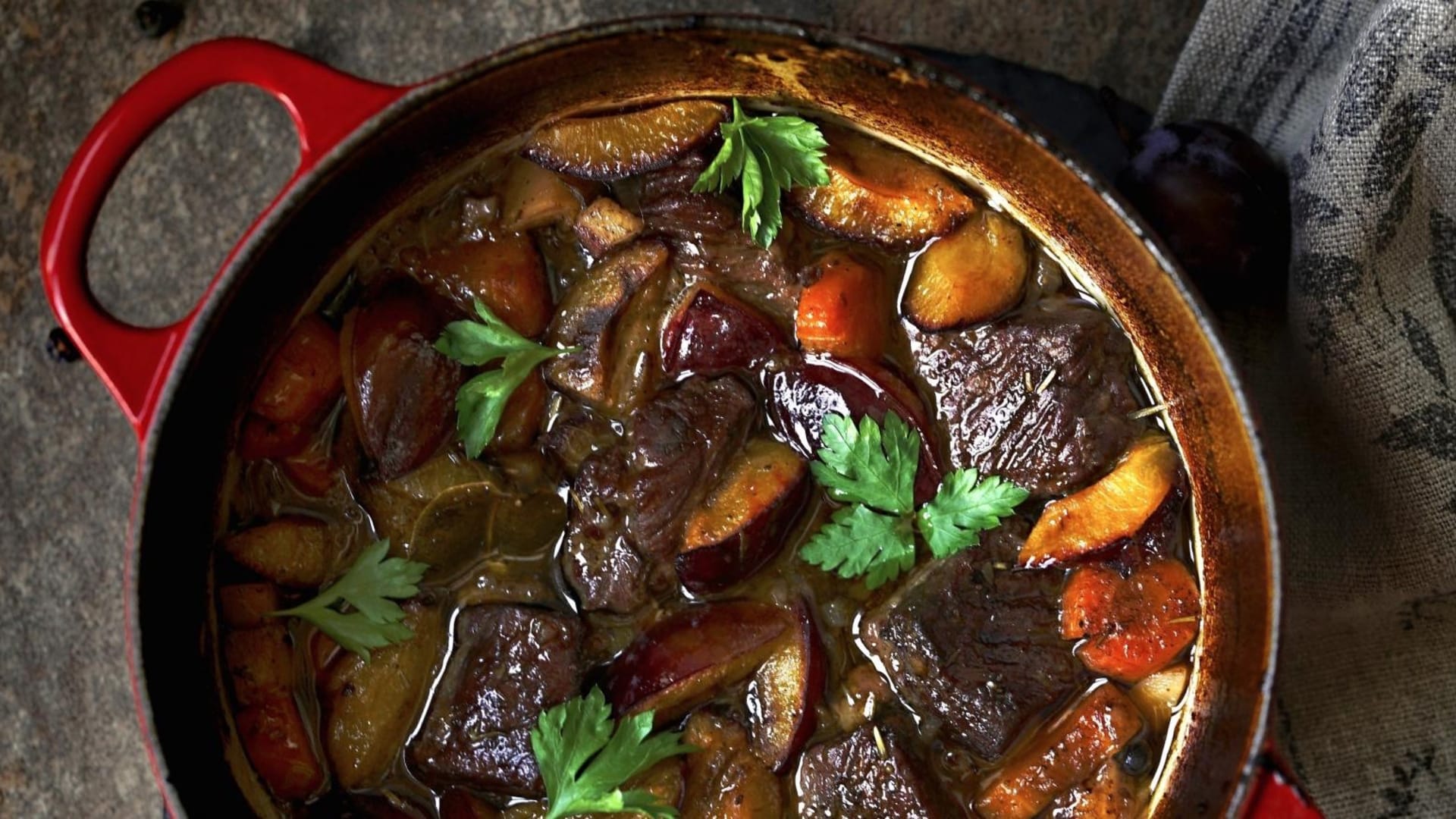 Kančí na víně se švestkami