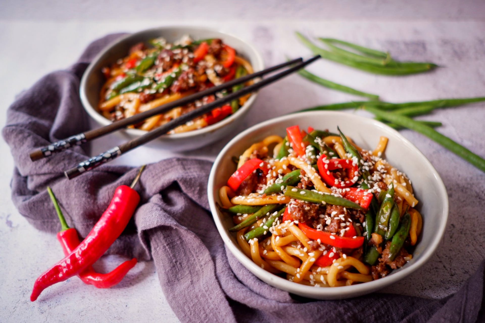 Teriyaki udon nudle s mletým masem a zelenými fazolkami