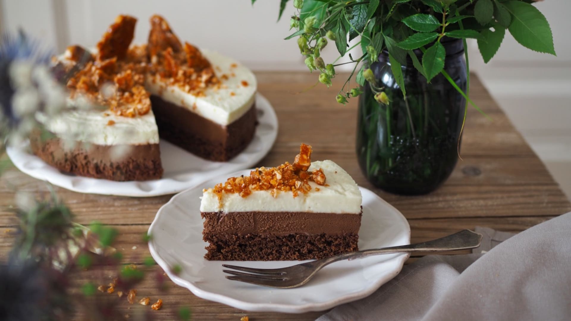 Dvoubarevný čokoládový dort s griliášem