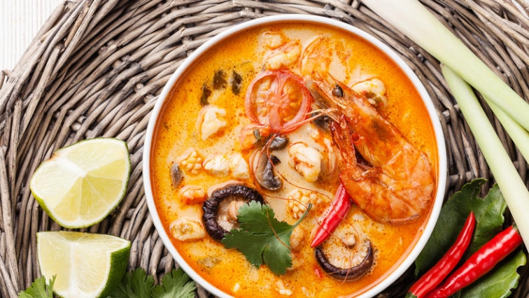 Thajská polévka TOM YUM GOONG s krevetami a houbami shitake