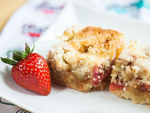 Sypaný rebarborový koláč s jahodami