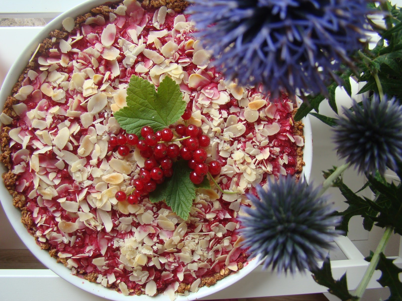 Hrnkový ovesný koláč s červeným rybízem