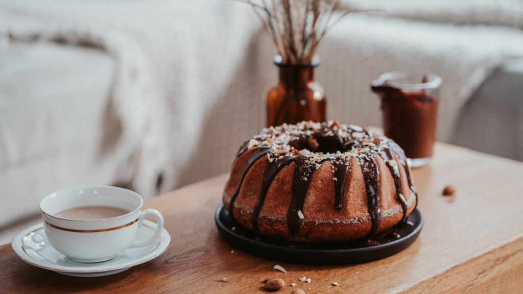 Mandlová bábovka s jablkem a čokoládovou polevou