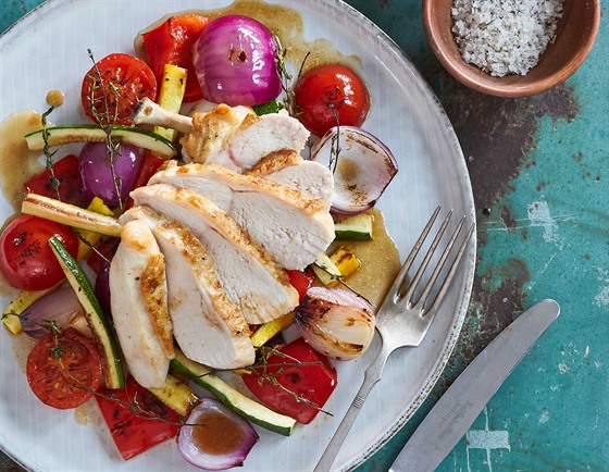 Šťavnatá kuřecí prsa s restovanou zeleninou