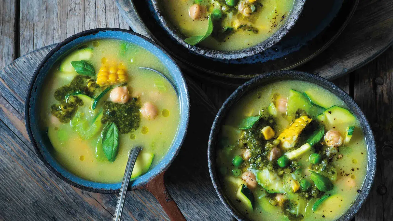 Letní polévka s cuketou a bazalkovým pestem