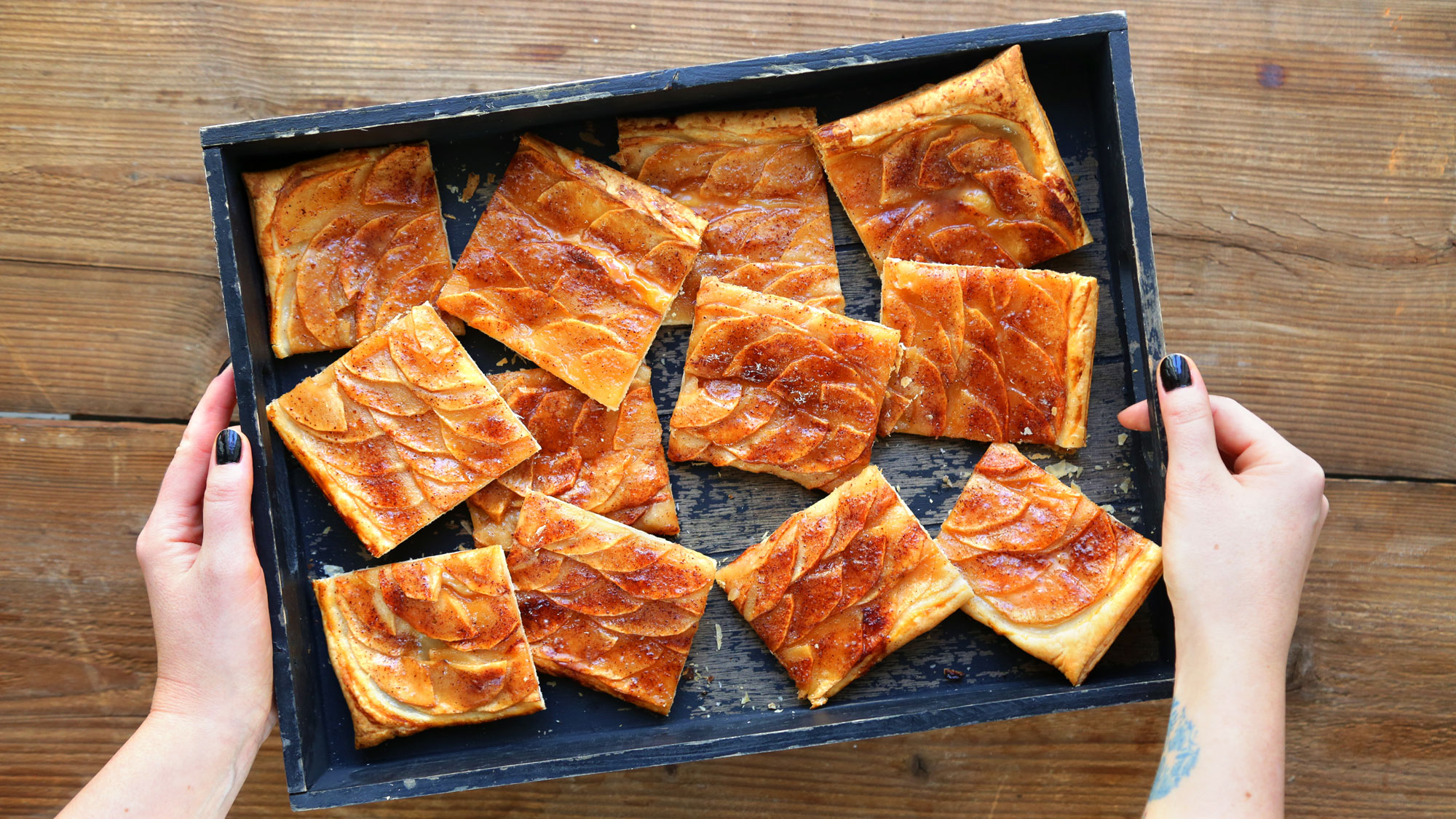 Snadný jablečný koláč se slaným karamelem