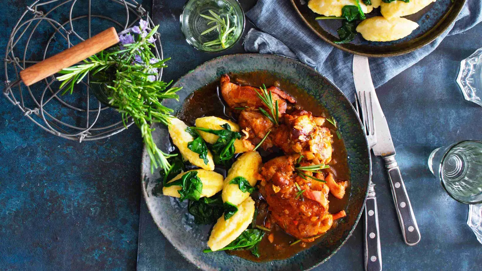 Rozmarýnový králík s bramborovými šiškami