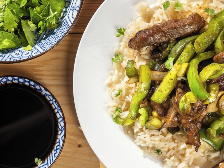 Hovězí stir-fry se zelenou paprikou RwUNI