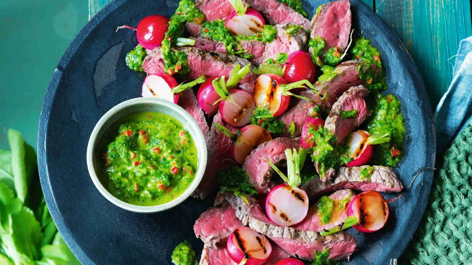 Steak s ředkvičkami a chimichurri z ředkvičkových listů