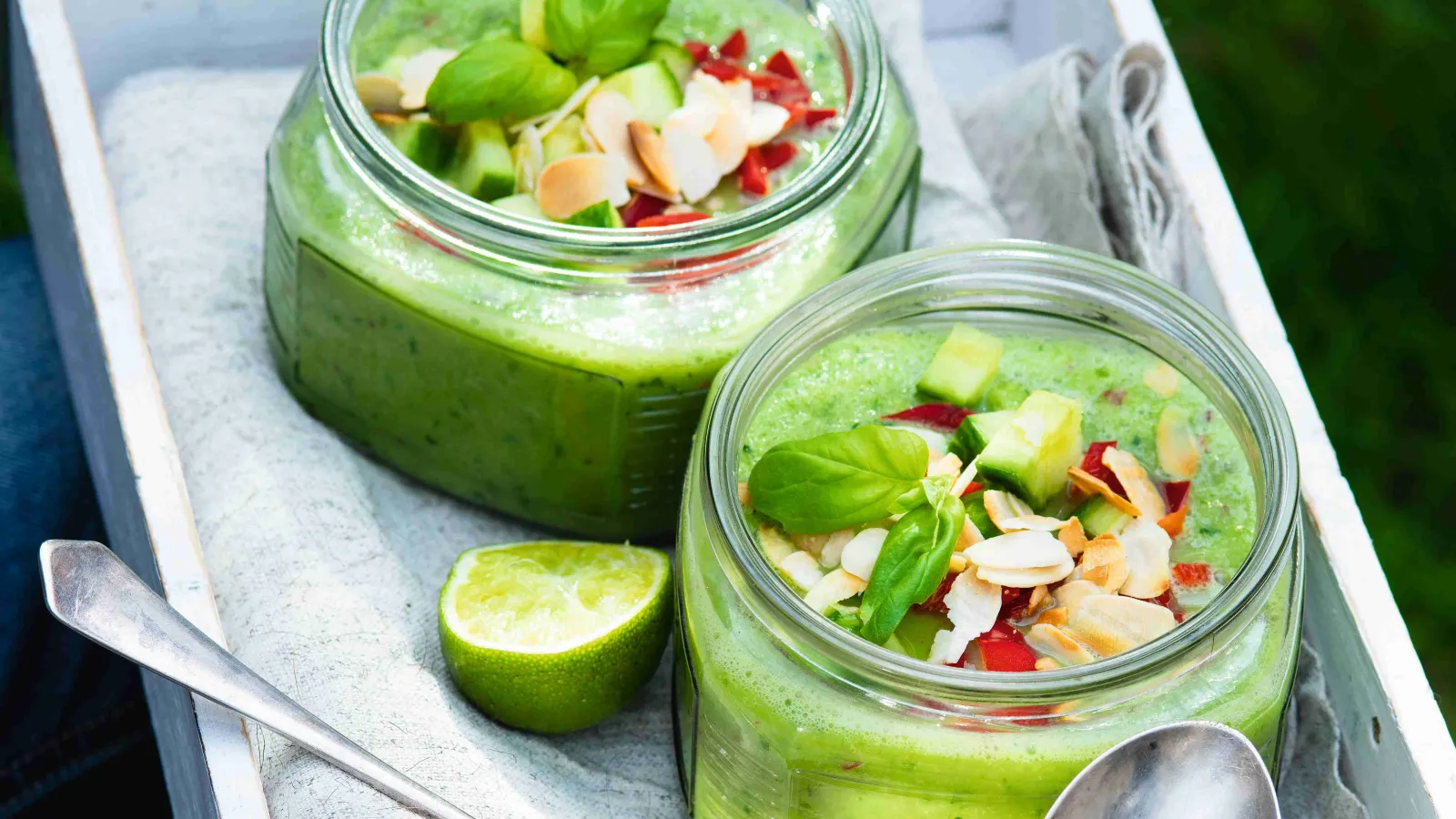 Studená okurková polévka