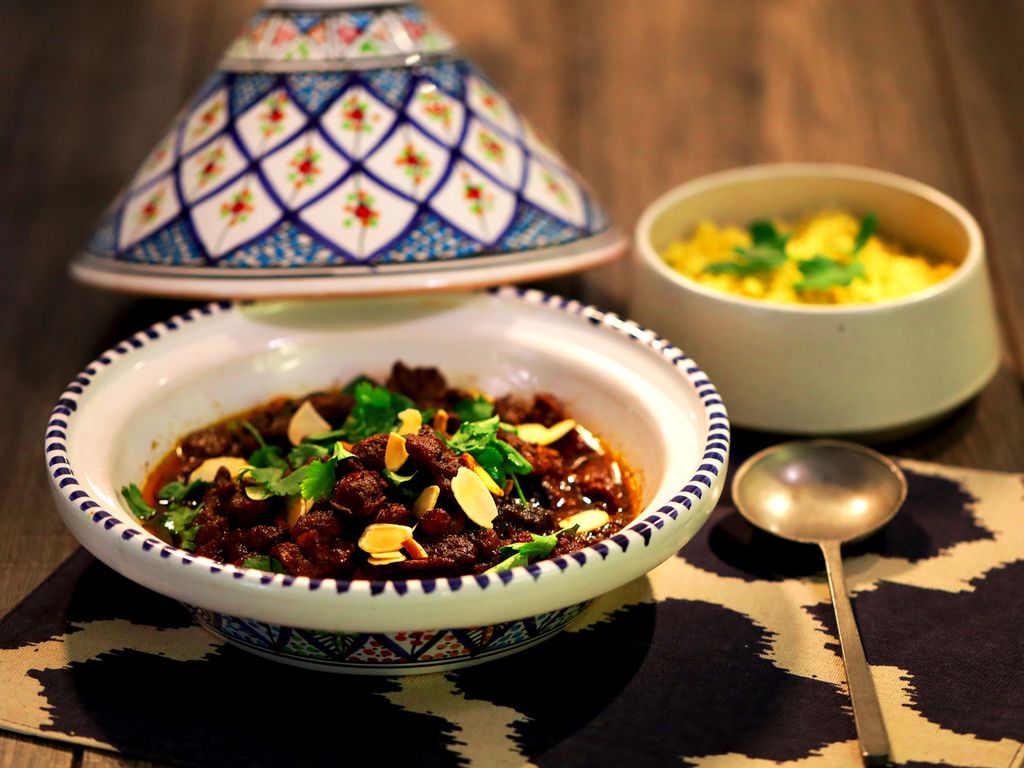 Jehněčí tajine se sušeným ovocem a kuskusem