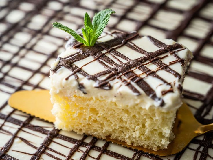 Hrnkové ananasové řezy na plech s pudinkovým krémem a čokoládou