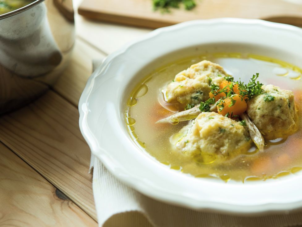 Kuřecí polévka se žemlovými knedlíčky