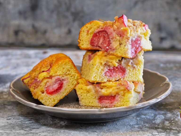 Piškotová bublanina s jahodami a rebarborou bublanina