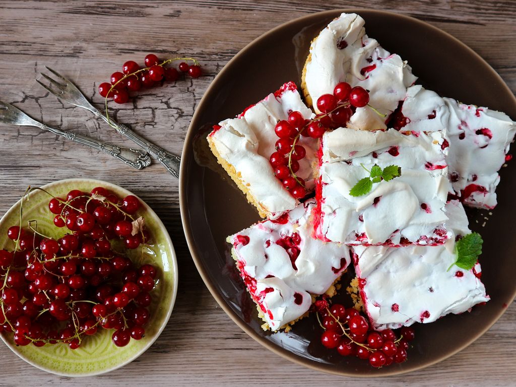 Rybízové řezy s bílkovou krustou