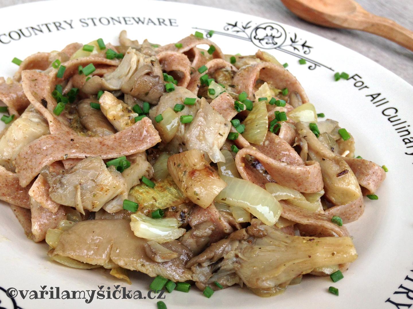 Domácí celozrnné těstoviny s kuřecím masem a pórkem