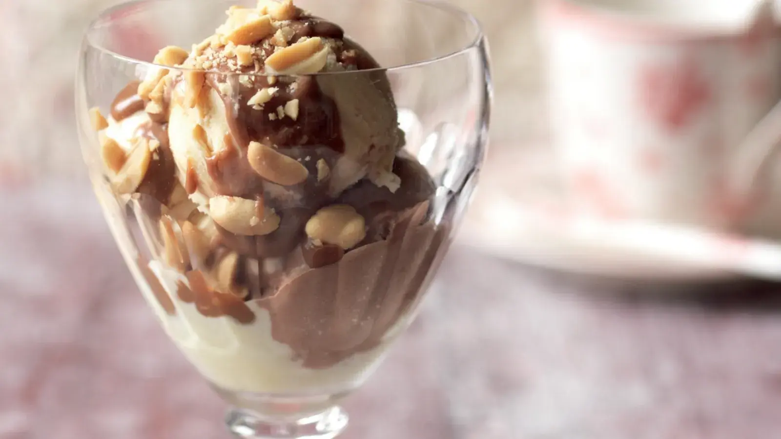Čokoládovo-arašídový pohár