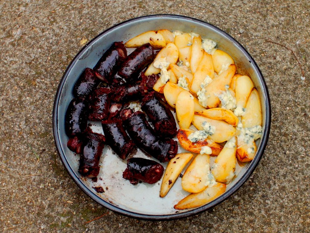 Flambované domácí jelito a hrušky s rokfórem