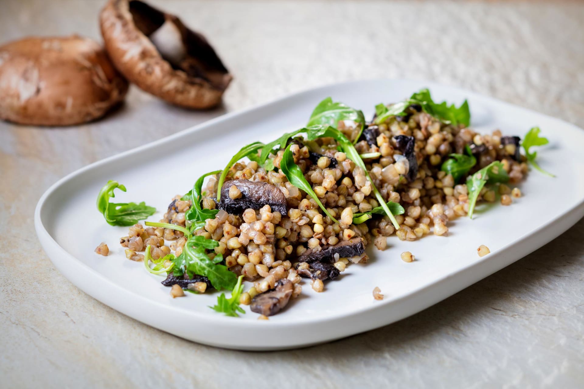 Pohanka s restovanými houbami a rukolou