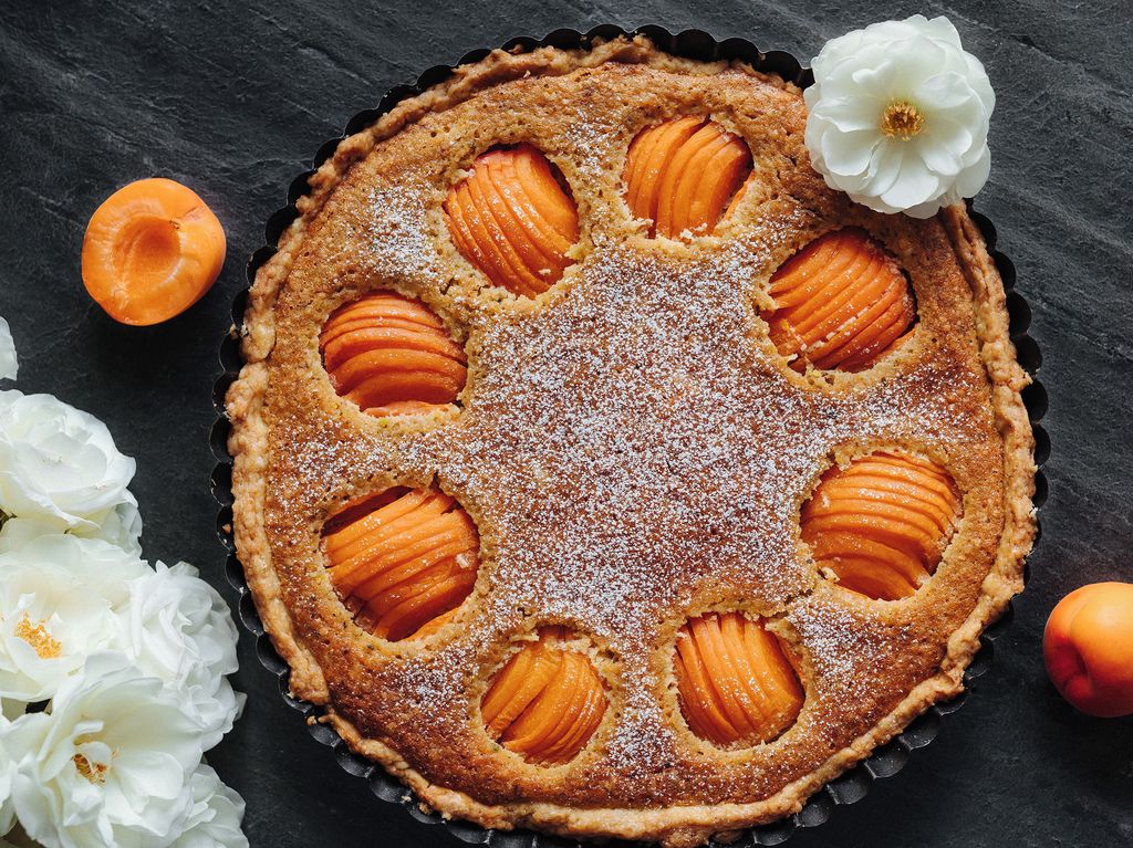 Křehký pistáciový koláč s meruňkami a mandlovou náplní