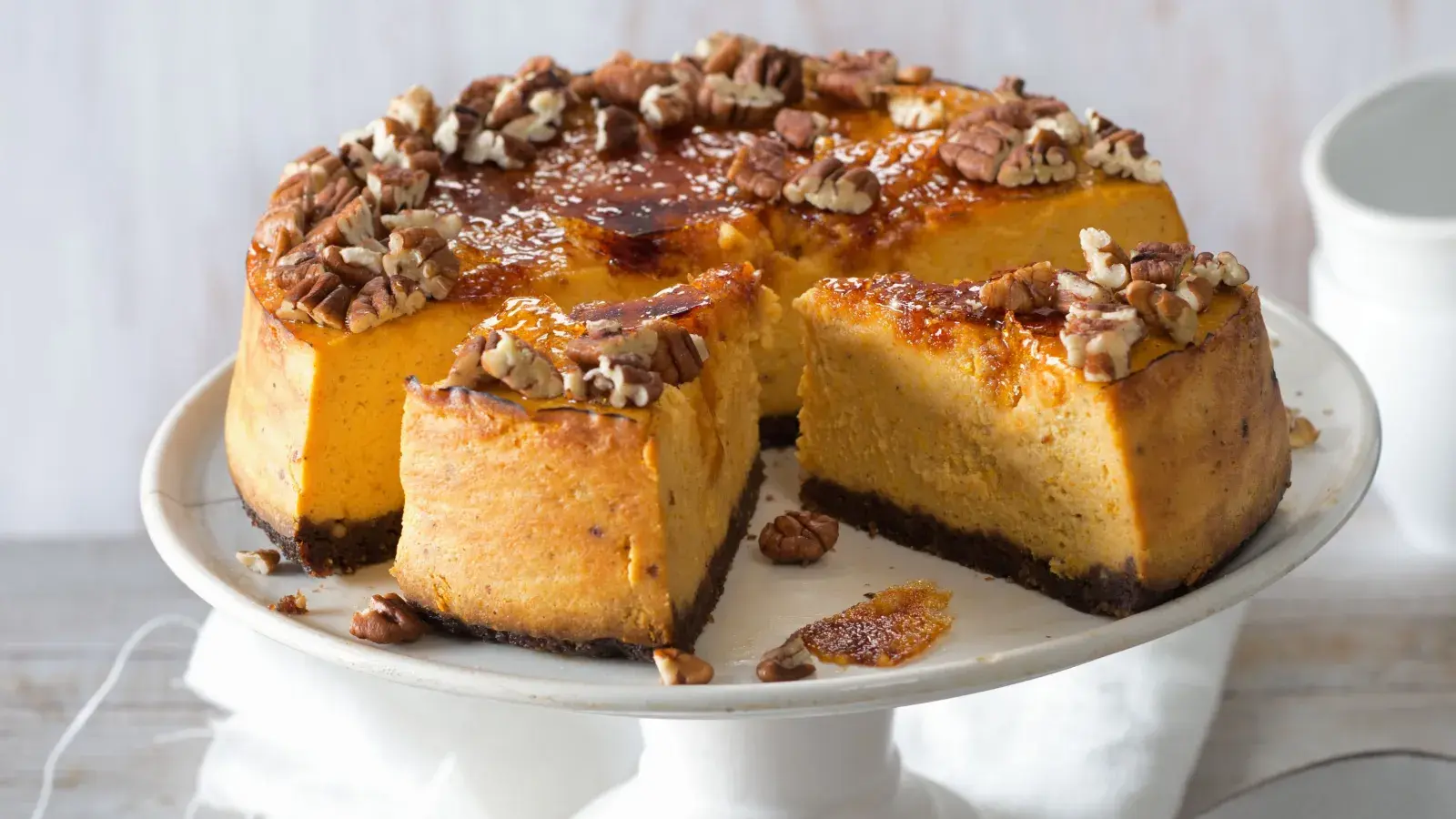 Dýňový cheesecake s karamelovou krustou a pekanovými ořechy