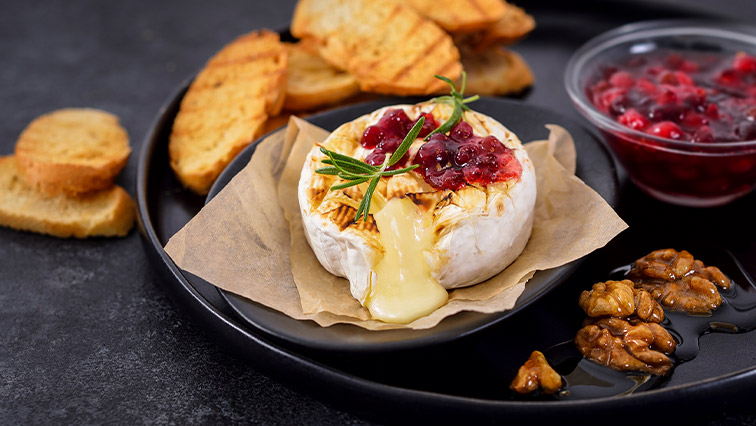 Camembert fondue s karamelizovanými ořechy a brusinkovou omáčkou