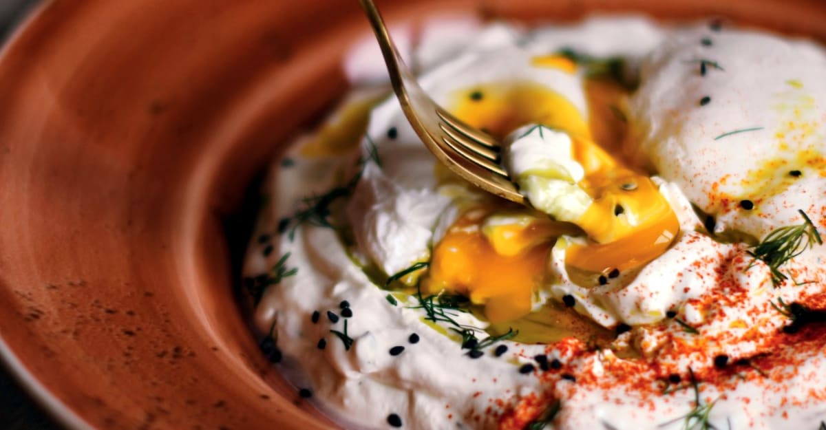 Turecká vejce s jogurtem a chilli máslem