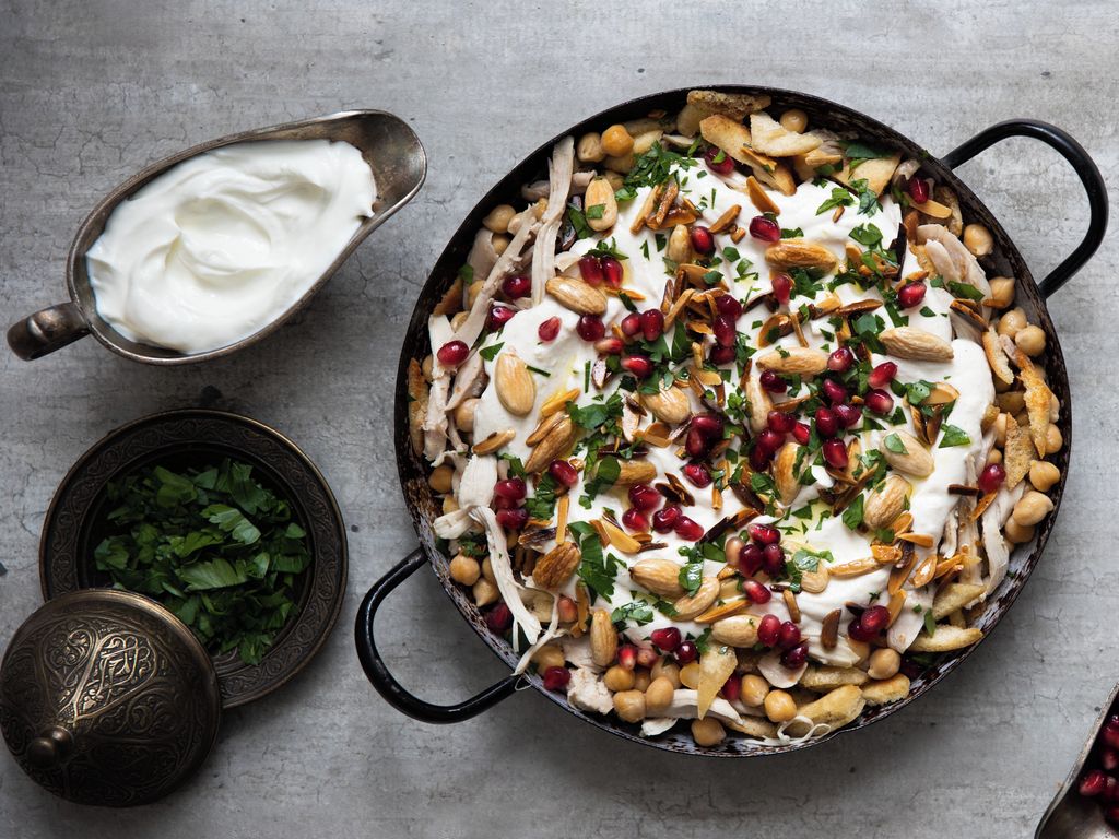 Kuře v česnekovém jogurtu – arabský fatteh s cizrnou