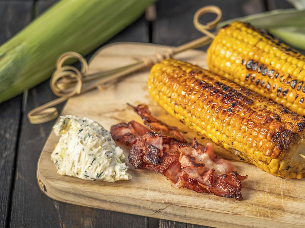 Grilovaná kukuřice se slaninou a bylinkovým máslem