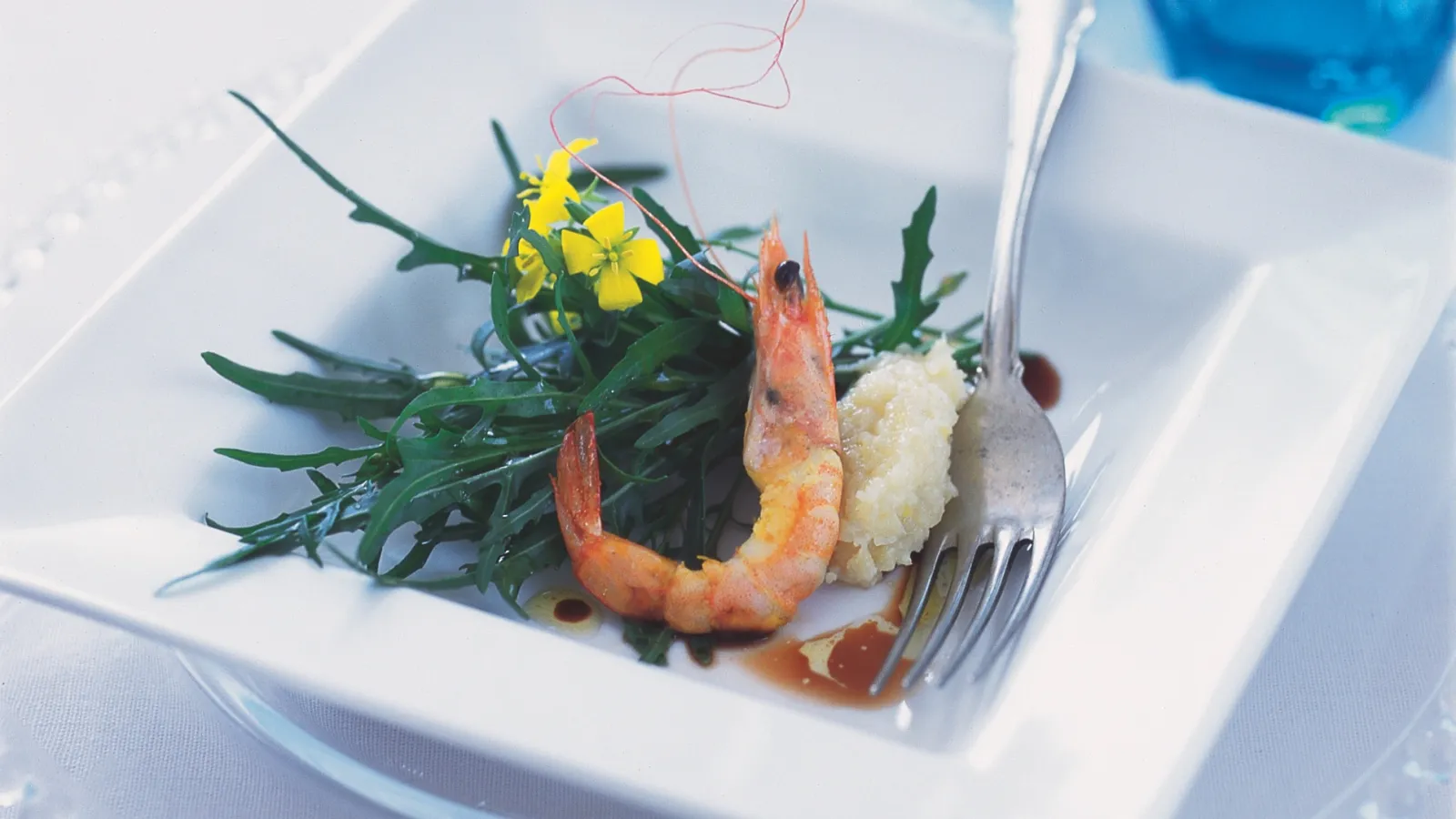 Grilované krevety se salátem a česnekovou kaší