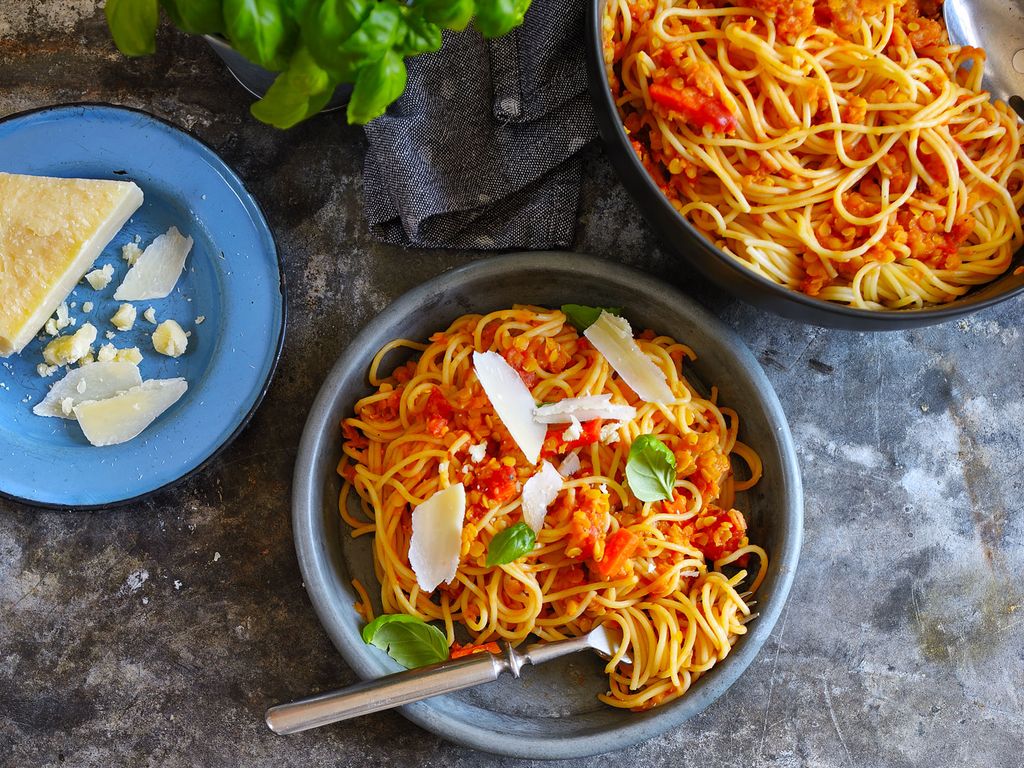 Špagety s omáčkou z červené čočky