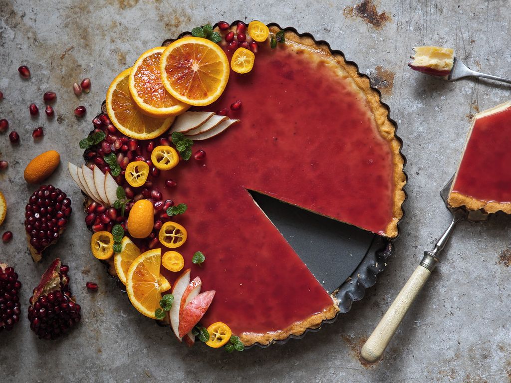 Křehký koláč s bílou čokoládou a granátovým jablkem