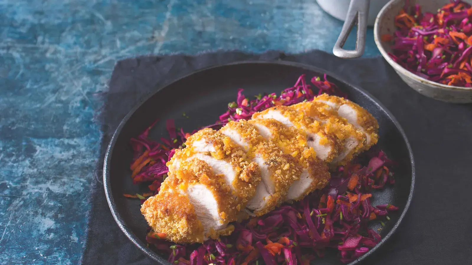 Kukuřičný kuřecí řízek se zelím a pastinákovými bramborami