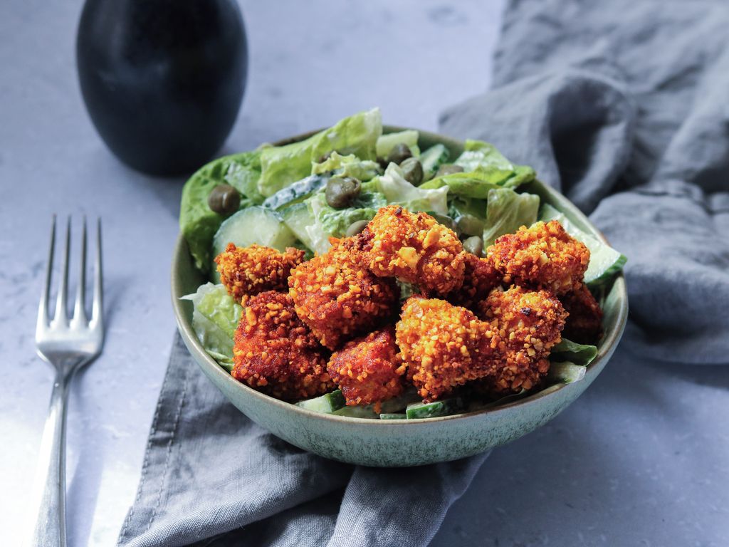 Salát s kuřecími nugetkami z trouby