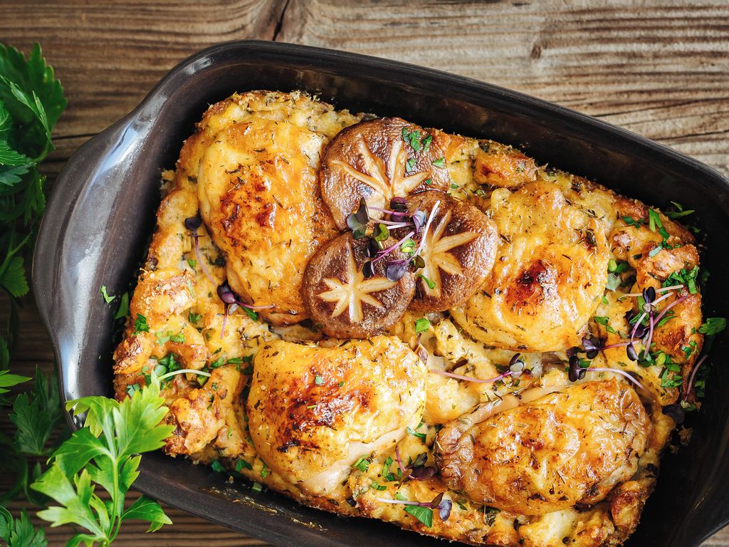 Pečená kuřecí stehna v nádivce s houbami shitake