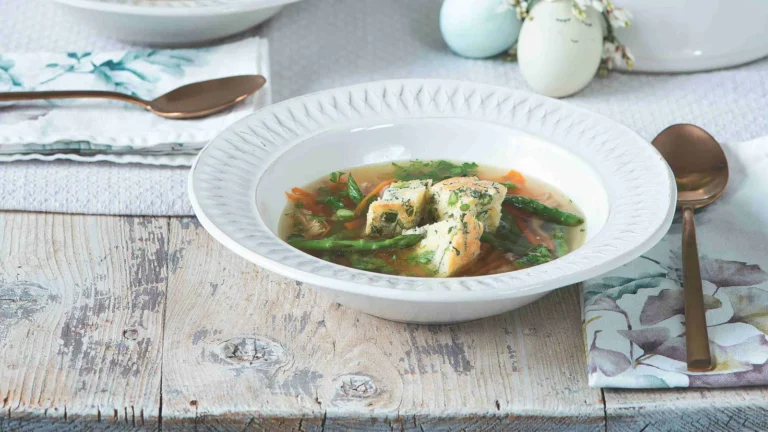 Kuřecí polévka s chřestem a svítkem kureci_polevka_s_chrestem_a_svitkem.jpg