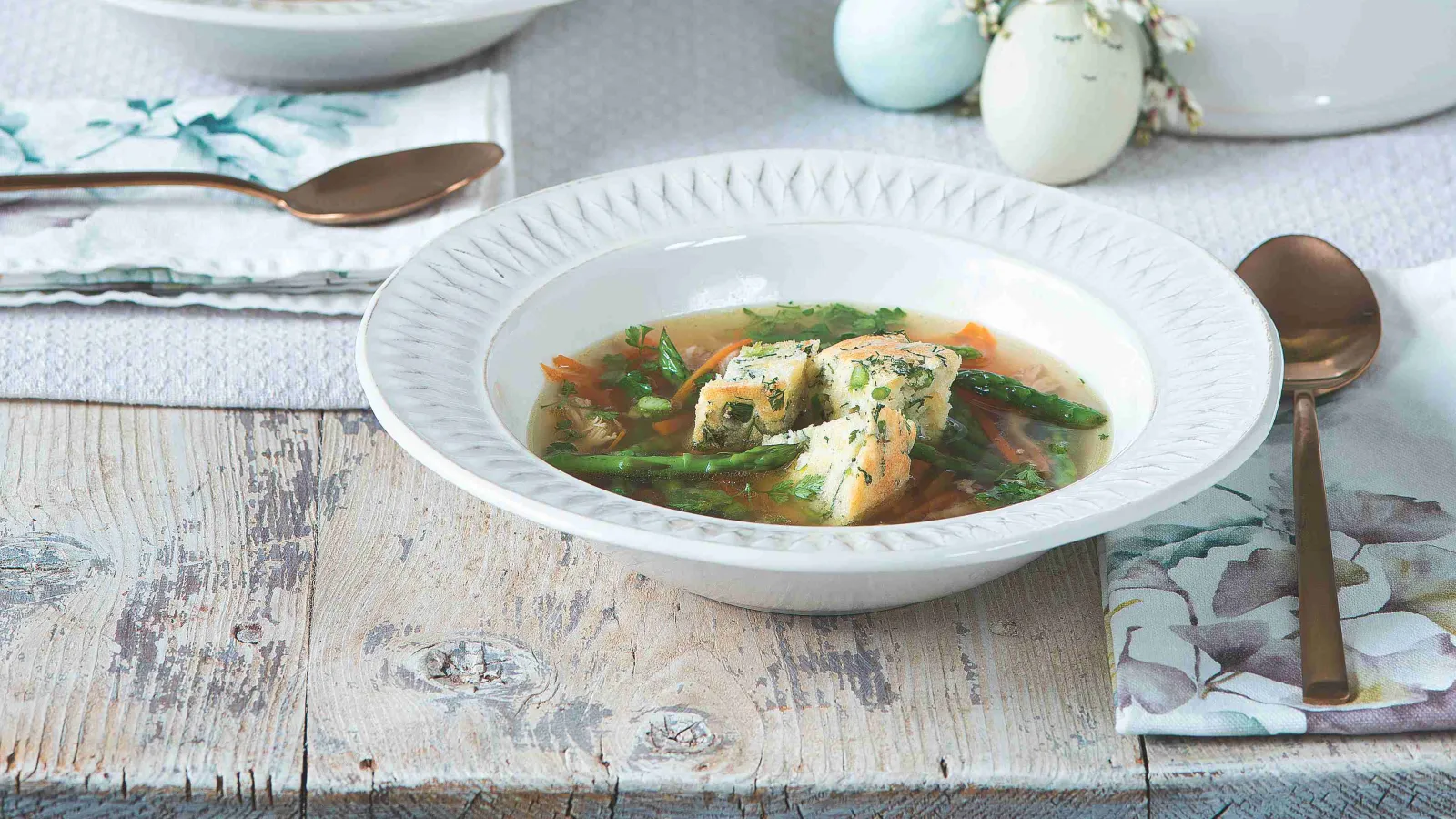 Kuřecí polévka s chřestem a svítkem