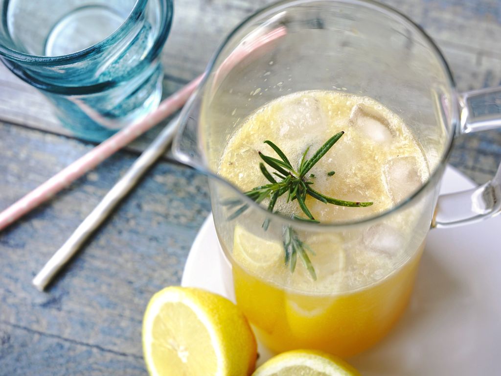 Domácí limonáda z karamelizovaných citronů s rozmarýnem