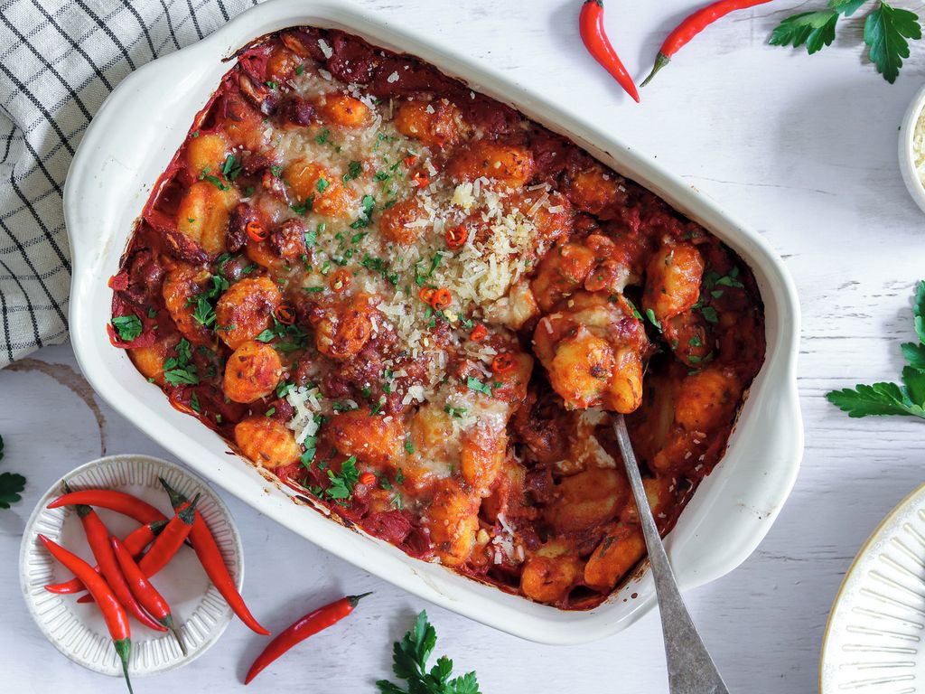 Zapečené bramborové noky s pikantní rajčatovou omáčkou a fazolemi